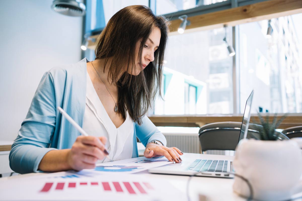 Femme révisant pour l'examen DCG difficile