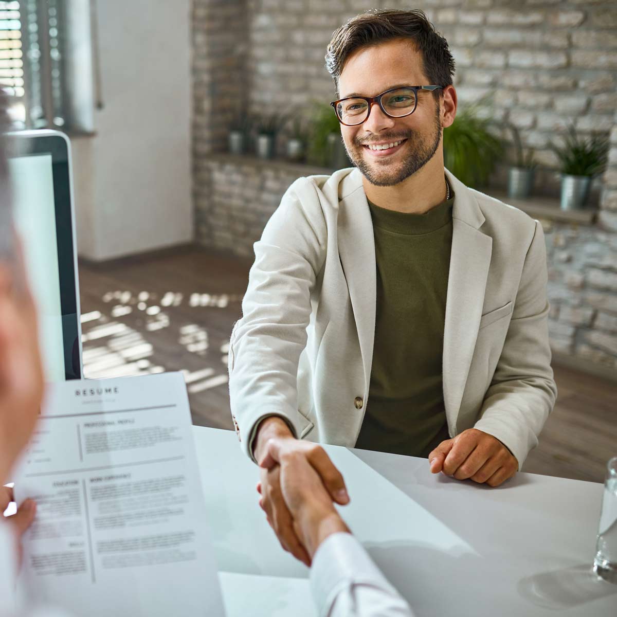Homme en entretien d'embauche avec son cv et lettre de motivation tp gp