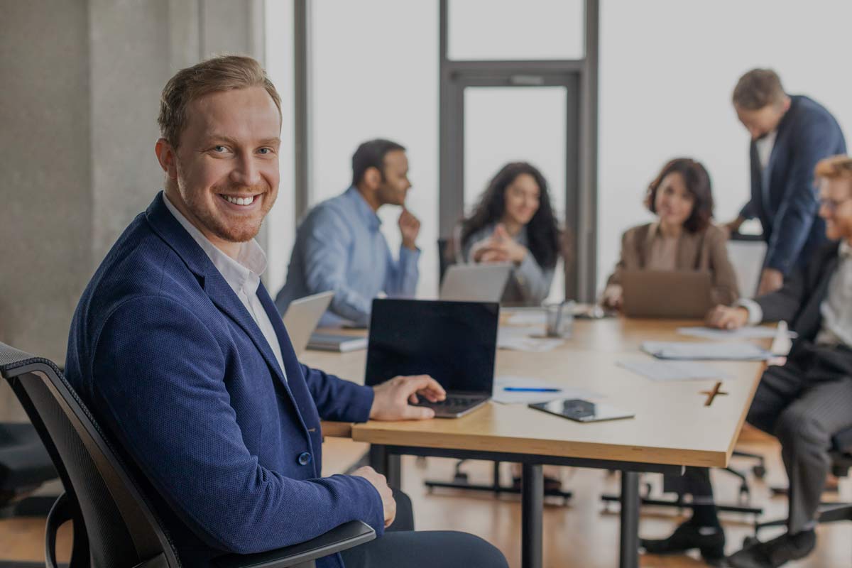 Un chef comptable en entreprise avec ses collaborateurs