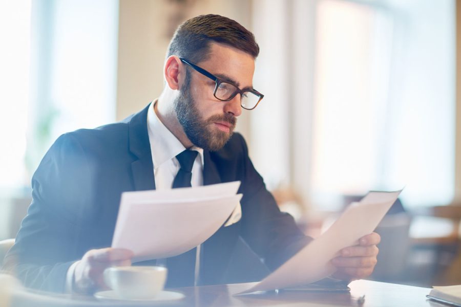 Un homme qui s'est renseigné sur comment devenir credit manager