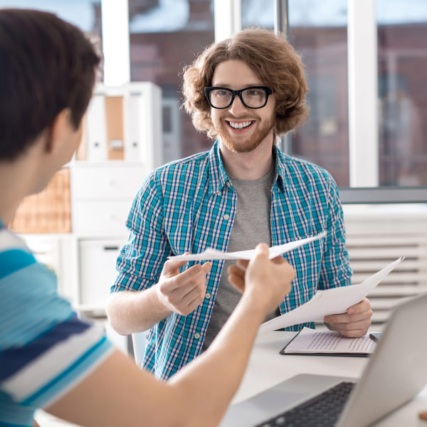 Étudiant bts cg en entretien d'embauche avec un employeur qui cherche un alternant