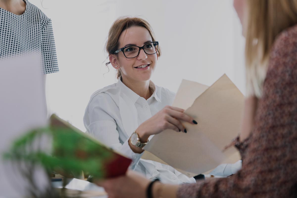 Une femme qui a fait une formation auditeur interne fonction publique