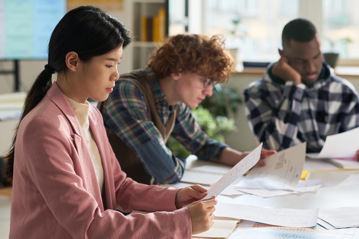 Des étudiants qui révisent pour reussir ue10 DCG