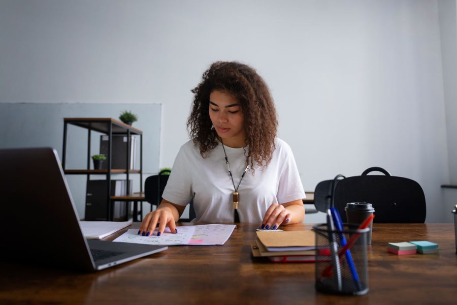 Jeune femme qui révise pour reussir ue9 DCG