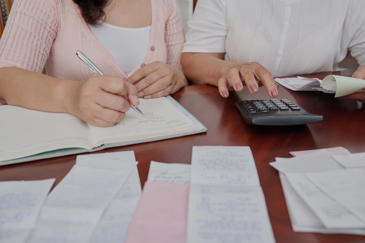 Deux femmes regardant les salaires formations comptable