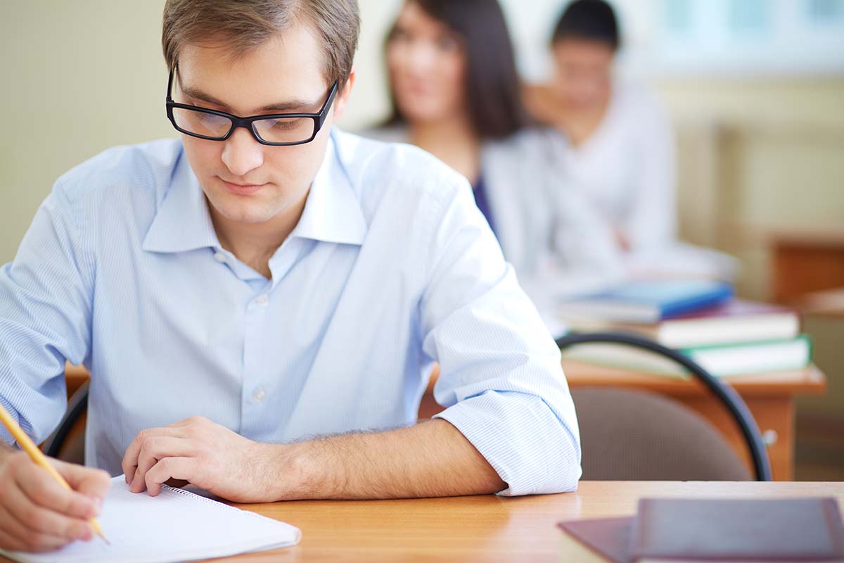 Un étudiant passe une des UE les plus difficiles avec les conseils de l'ENCG.