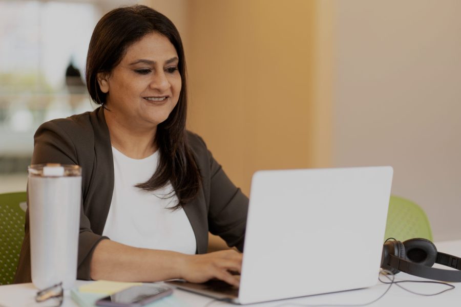 Femme adulte en train de suivre une formation comptable en ligne