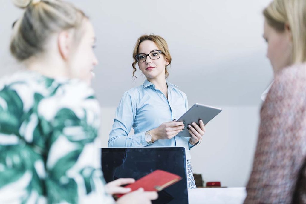 Une femme qui sait comment devenir auditeur junior grâce à l'ENCG.