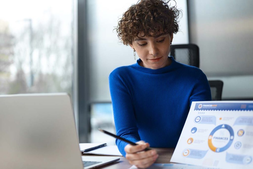 Une femme analyste financier, recrutée grâce aux conseils de l'ENCG.