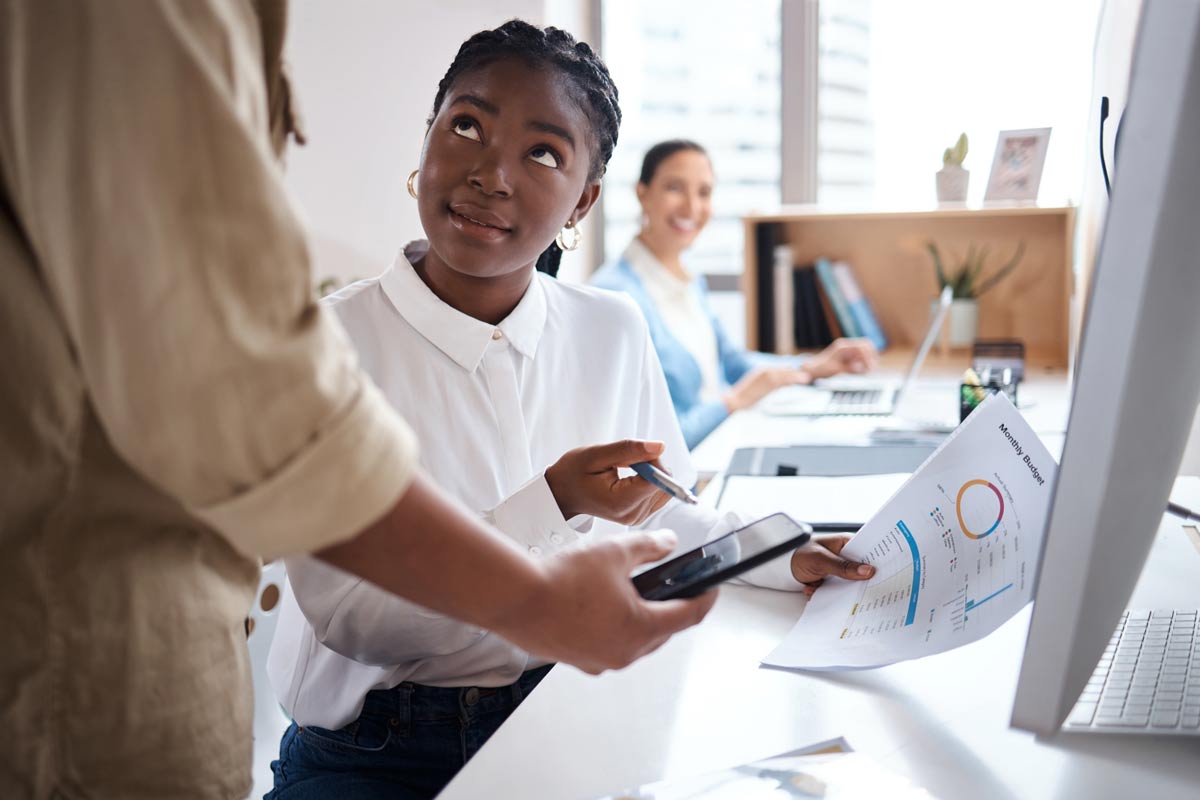 Étudiante en stage dans la finance qui étudie les normes ifrs 2025 2026