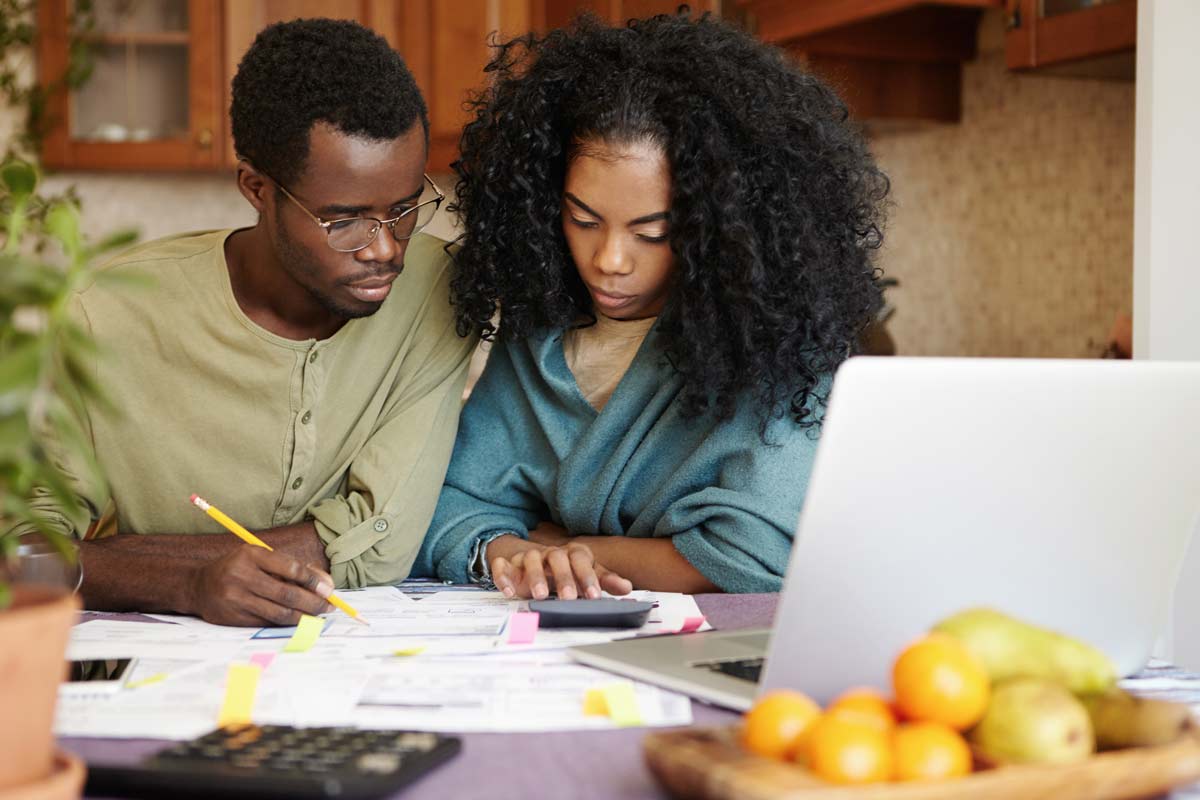 Étudiants en train de vérifier le prix formation secrétaire comptable et recherchant des financements