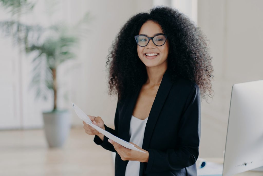 Étudiante bientôt diplômée qui refait son cv d'expert-comptable