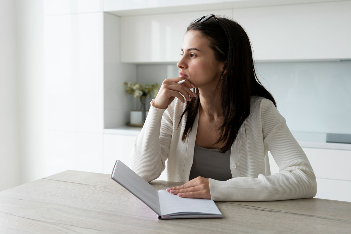 Femme en train d'hésiter entre le BTS CG ou TP gestionnaire comptable et fiscal pour sa formation