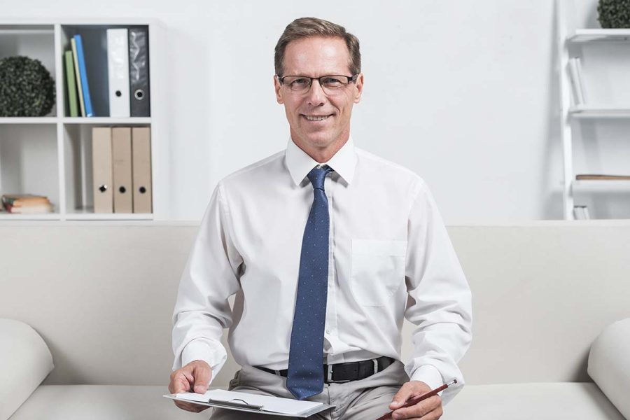 Un gestionnaire de paie indépendant à son bureau
