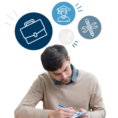 Étudiant en comptabilité en train d'écrire sa lettre de motivation comptable