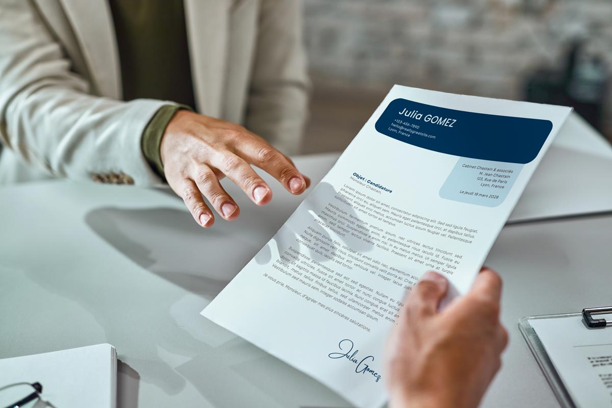 Étudiante du TP GCF de l'ENCG en train de donner sa lettre de motivation à un recruteur
