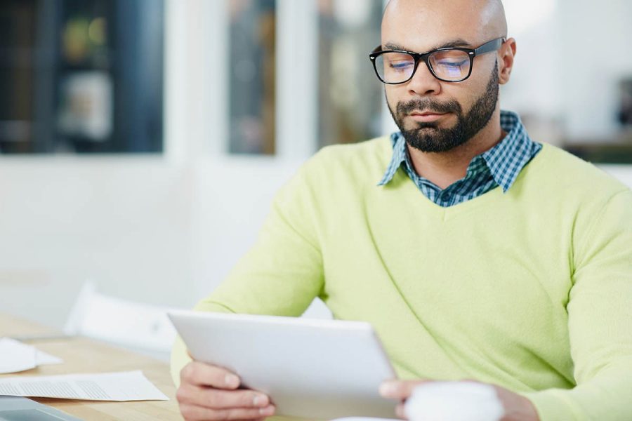 Un étudiant en reconversion professionnelle rédige son rapport de stage TP Gestionnaire Comptable et Fiscal