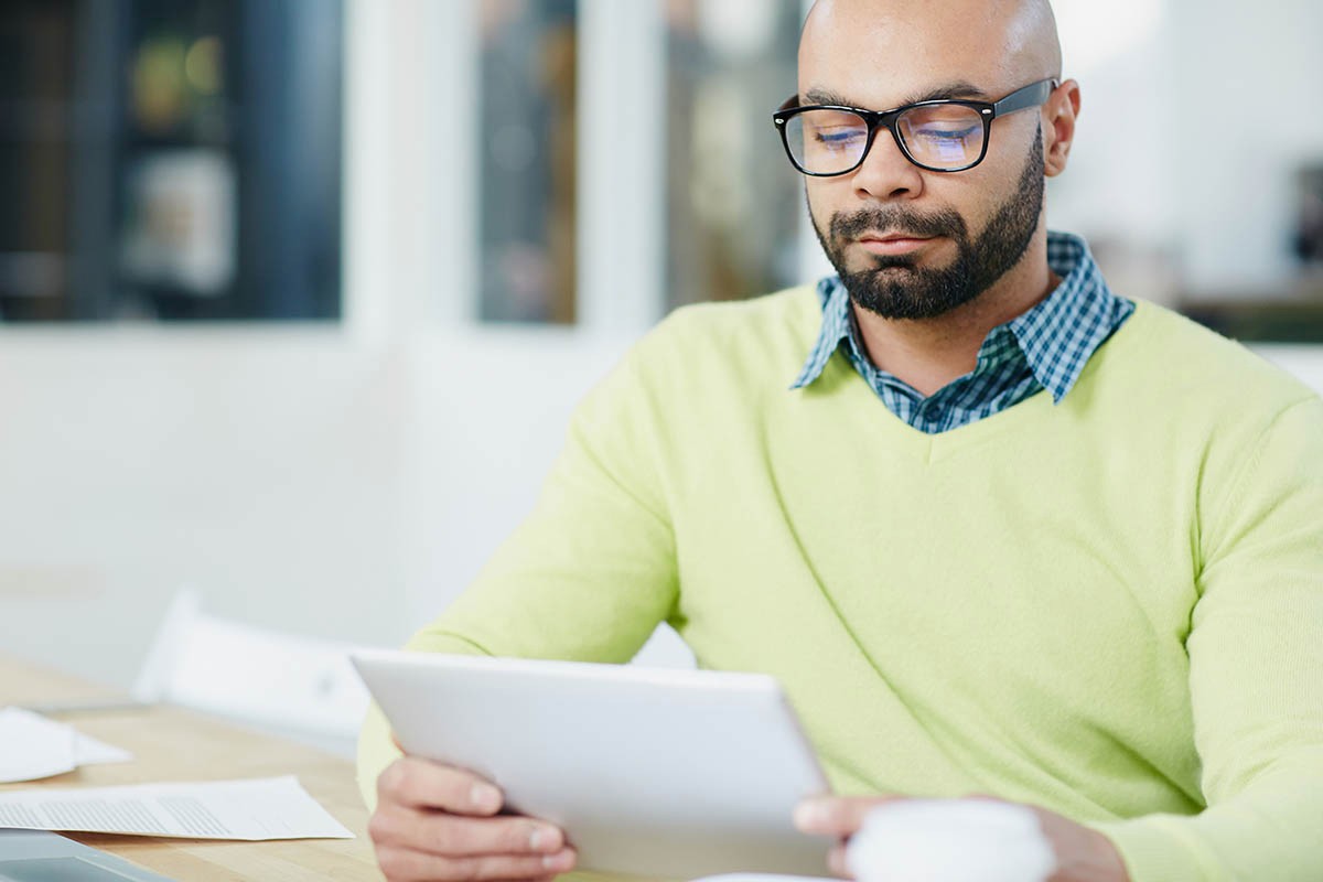 Un étudiant en reconversion professionnelle rédige son rapport de stage TP Gestionnaire Comptable et Fiscal