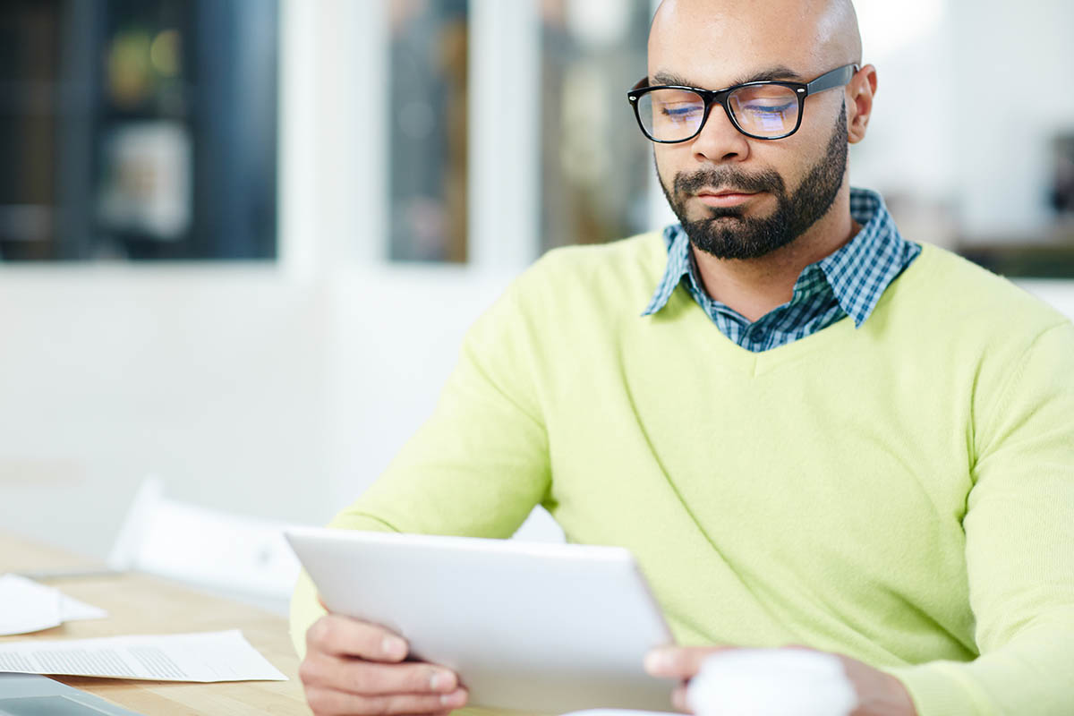 Un homme en TP Gestionnaire Comptable et Fiscal rédige son rapport de stage