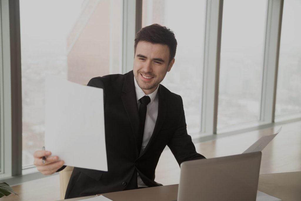 Homme refaisant son cv secrétaire comptable