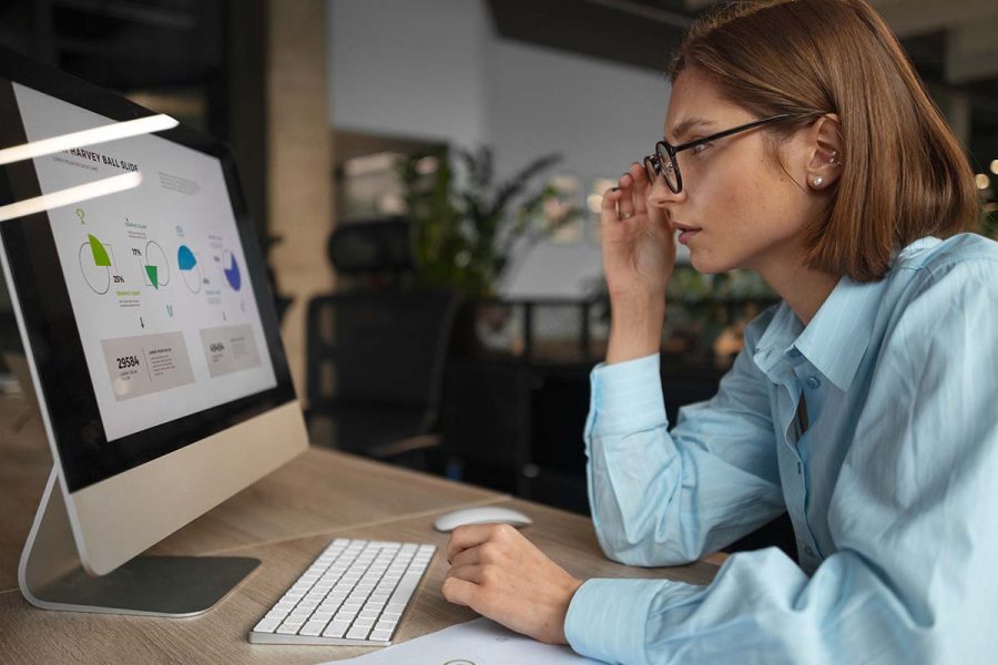 Une professionnelle qui sait si on peut devenir analyste financier sans diplôme grâce à l'ENCG.