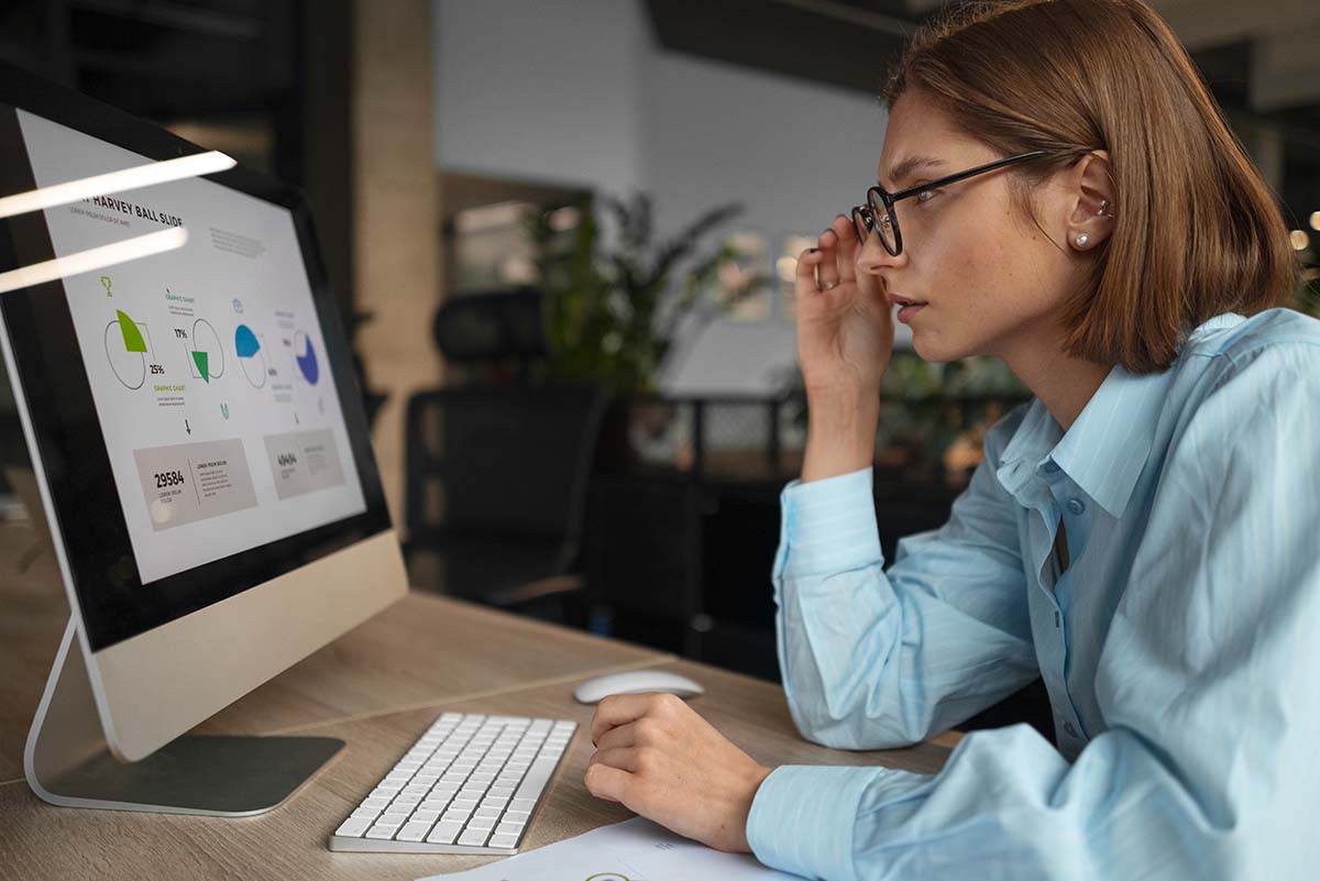 Une professionnelle qui sait si on peut devenir analyste financier sans diplôme grâce à l'ENCG.