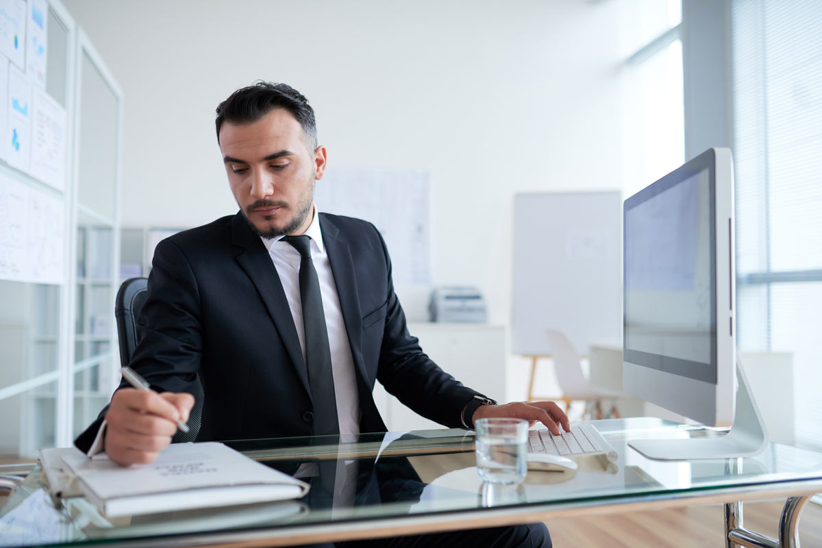 Un directeur financier à son bureau en entreprise