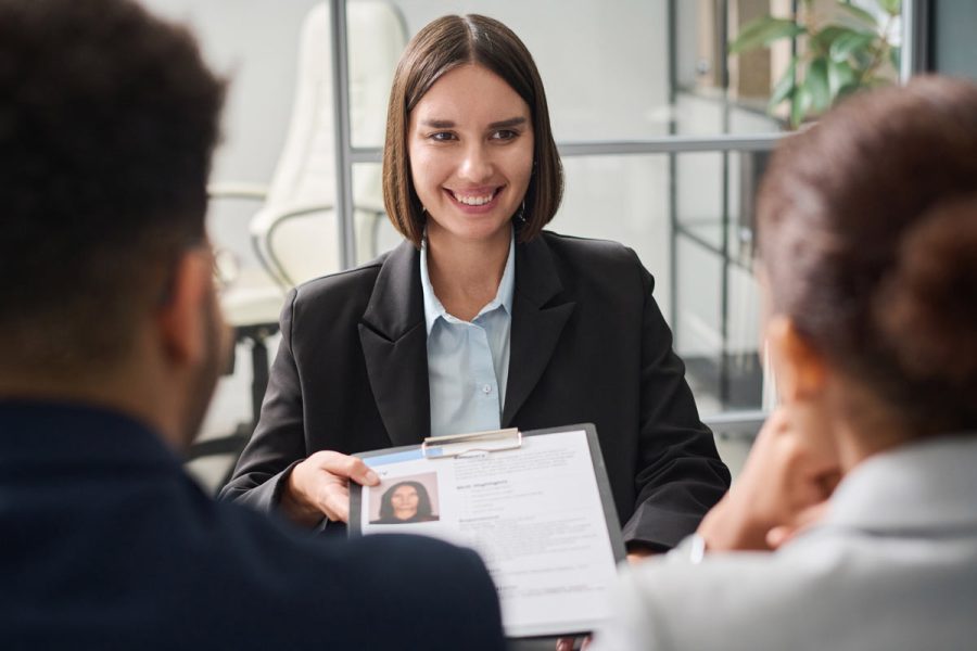 Étudiante en entretien d'embauche avec son CV avec photo