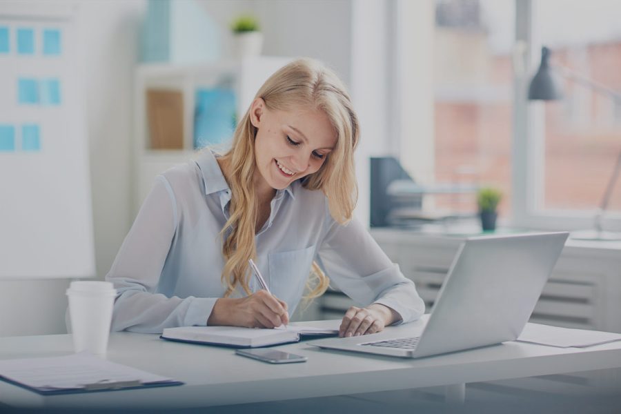 Etudiante de l'ENCG en train de réviser le TP Secrétaire comptable programme