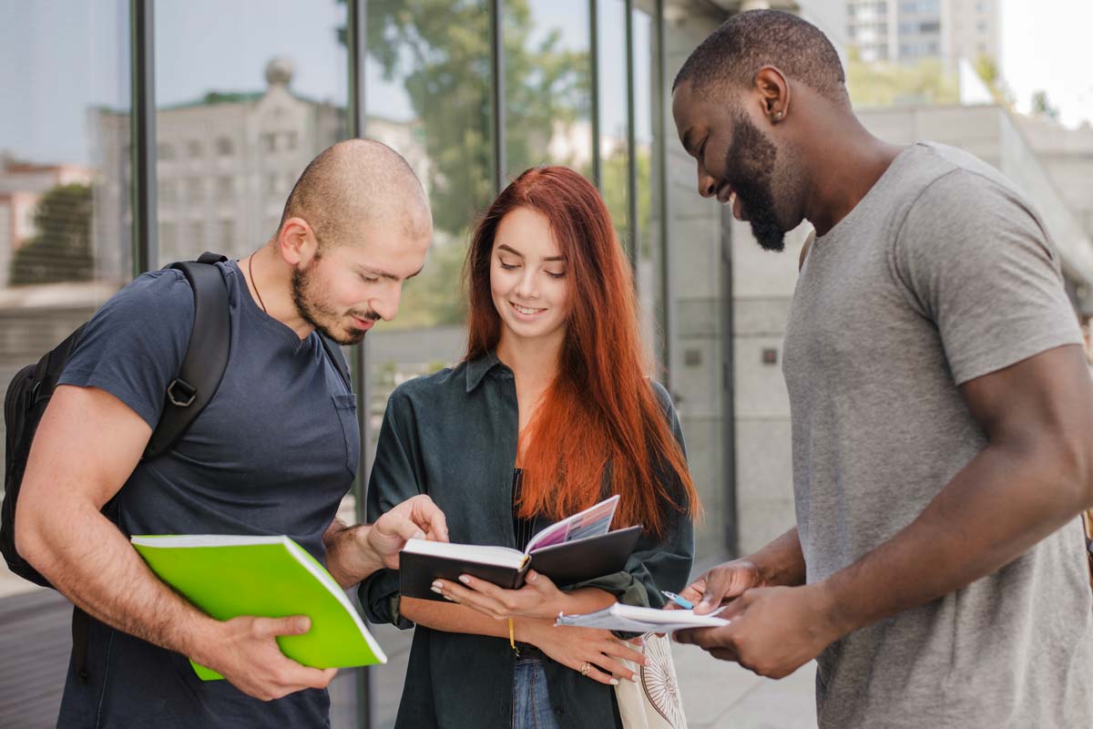 Étudiants DCG en train de consulter le rapport du jury pou préparer leur examen