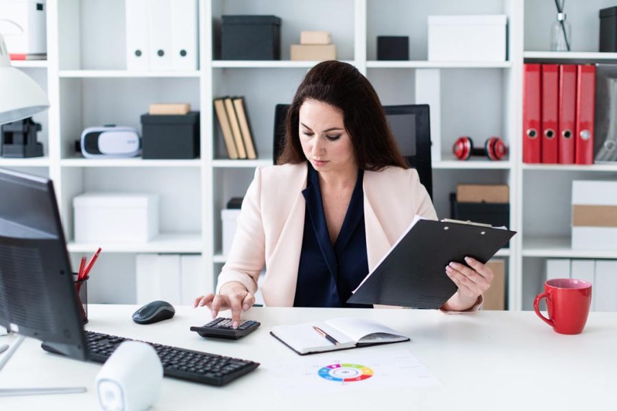 Une femme à son bureau qui exerce un emploi de gestionnaire de paie