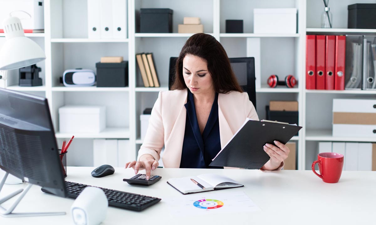 Une femme à son bureau qui exerce un emploi de gestionnaire de paie