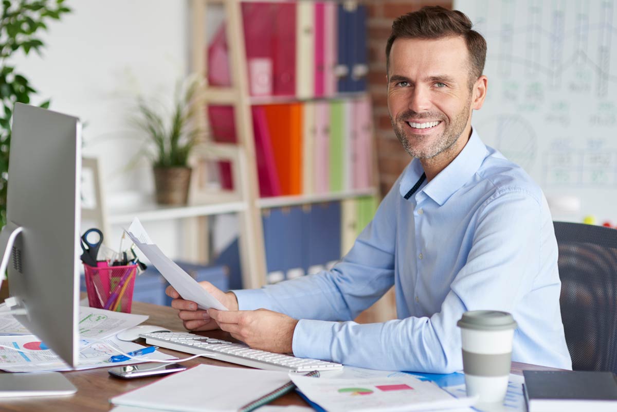 Homme en formation certifiante comptabilité avec l'ENCG sur sa pause déjeuner en entreprise