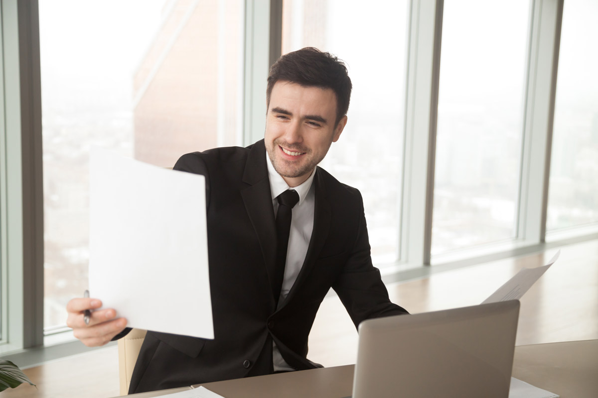 Jeune étudiant en tp secrétaire comptable qui tient son cv