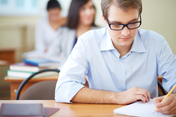 Étudiant de l'ENCG en train de passer son examen qui a consulté le rapport du jury du dcg