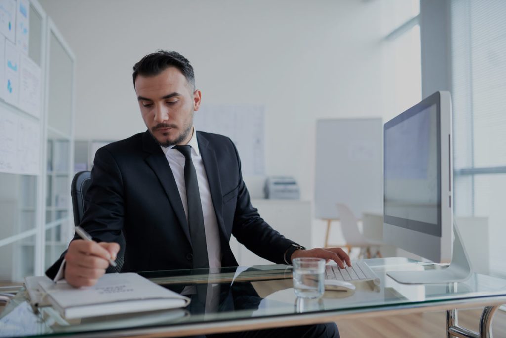 Homme avec un salaire de directeur financier