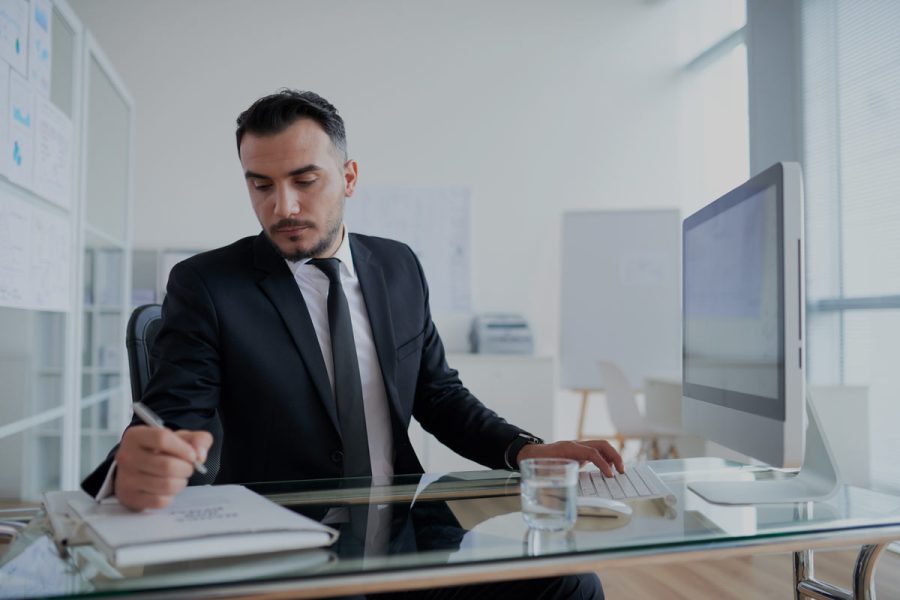 Homme avec un salaire de directeur financier