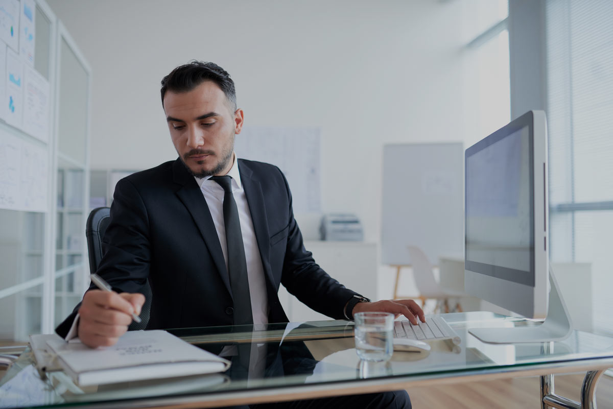 Homme avec un salaire de directeur financier