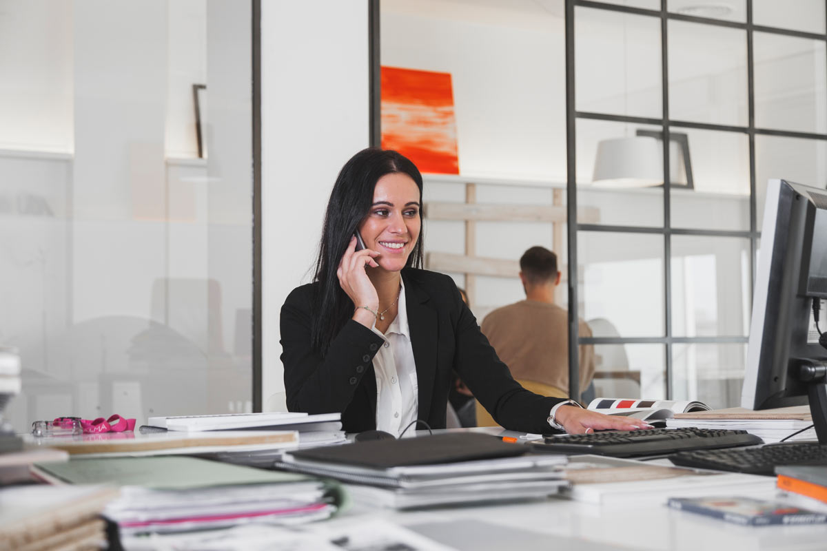 Femme étudiante secrétaire comptable en alternance dans son entreprise