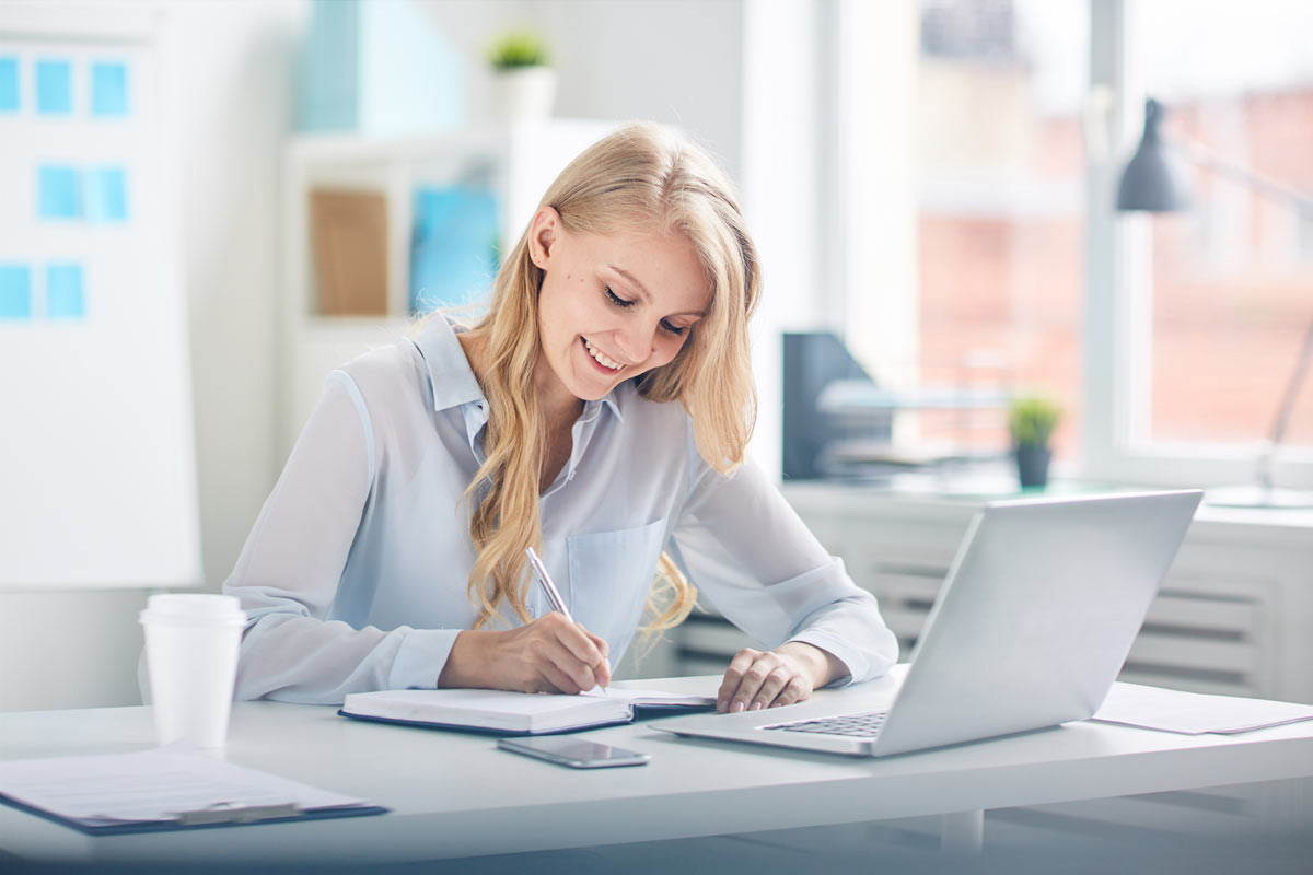 Femme avec tp secrétaire comptable programme