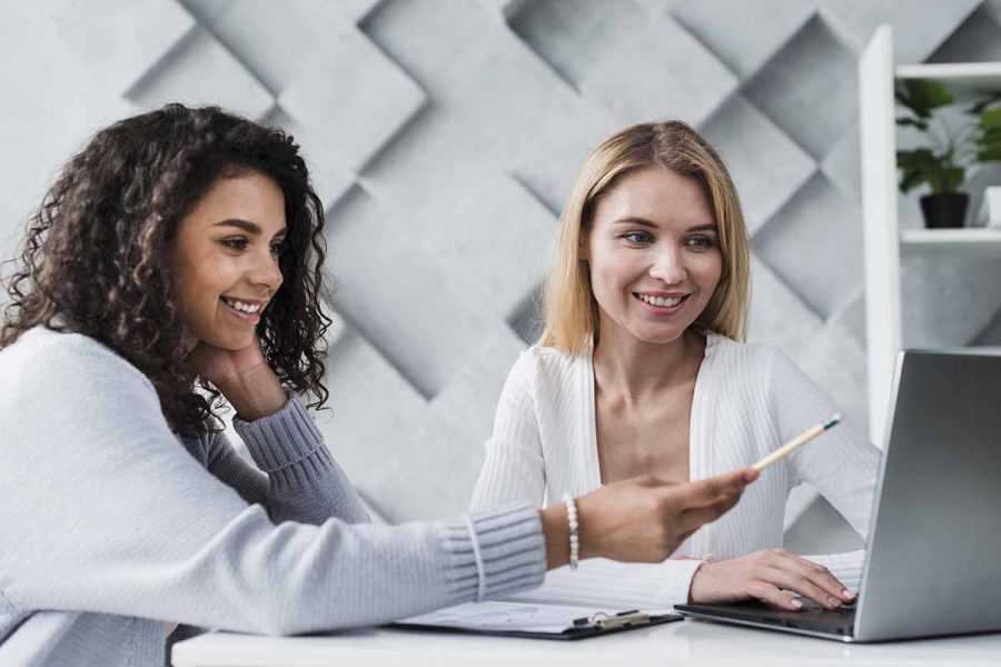 Une étudiante se fait aider pour trouver une alternance assistant de gestion.