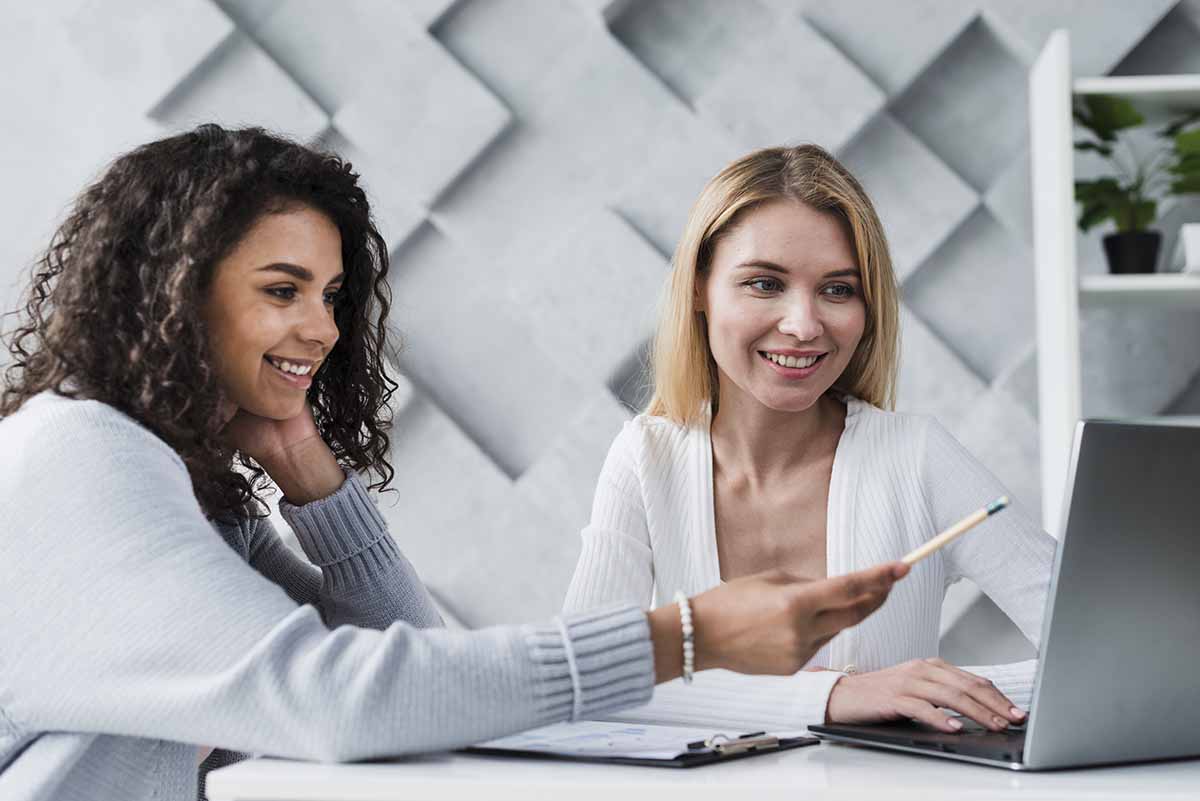 Une étudiante se fait aider pour trouver une alternance assistant de gestion.
