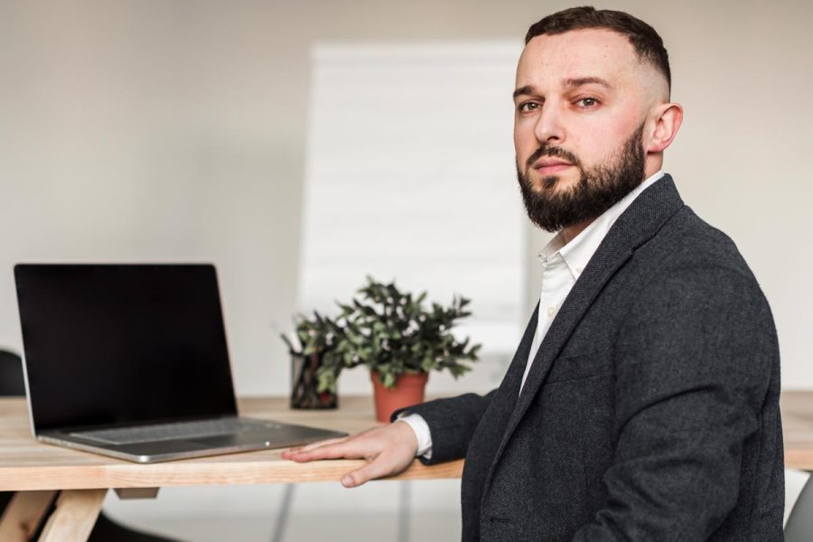 Un homme à son bureau qui sait comment devenir directeur financier grâce à l'ENCG.