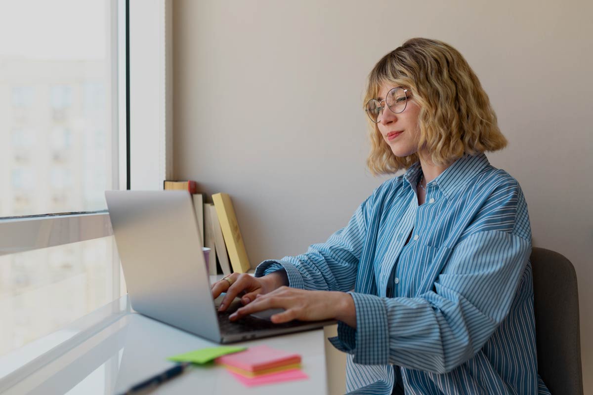 Femme en train de vérifier quel diplôme secrétaire comptable faire