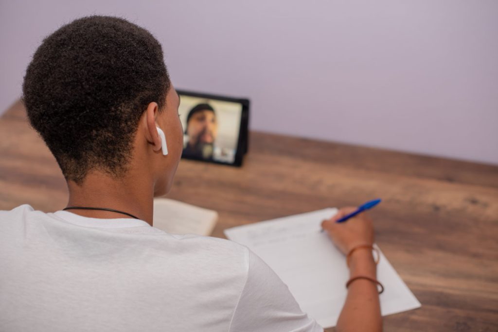 Étudiant en train de suivre ses cours gestionnaire de paie à distance
