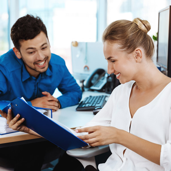 Homme en stage tp gestionnaire de paie avec sa tutrice