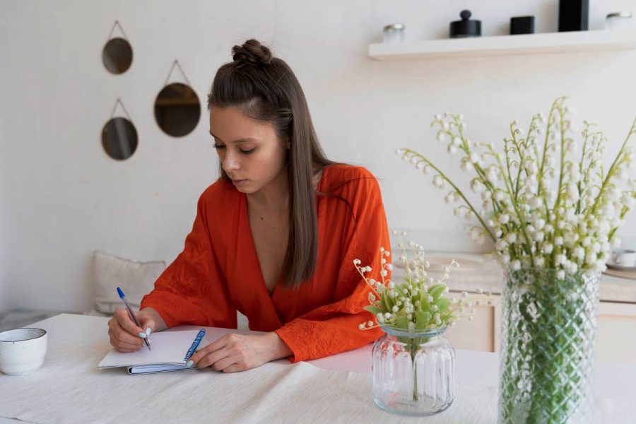 Étudiante en train de rédiger sa lettre de motivation tp secrétaire comptable