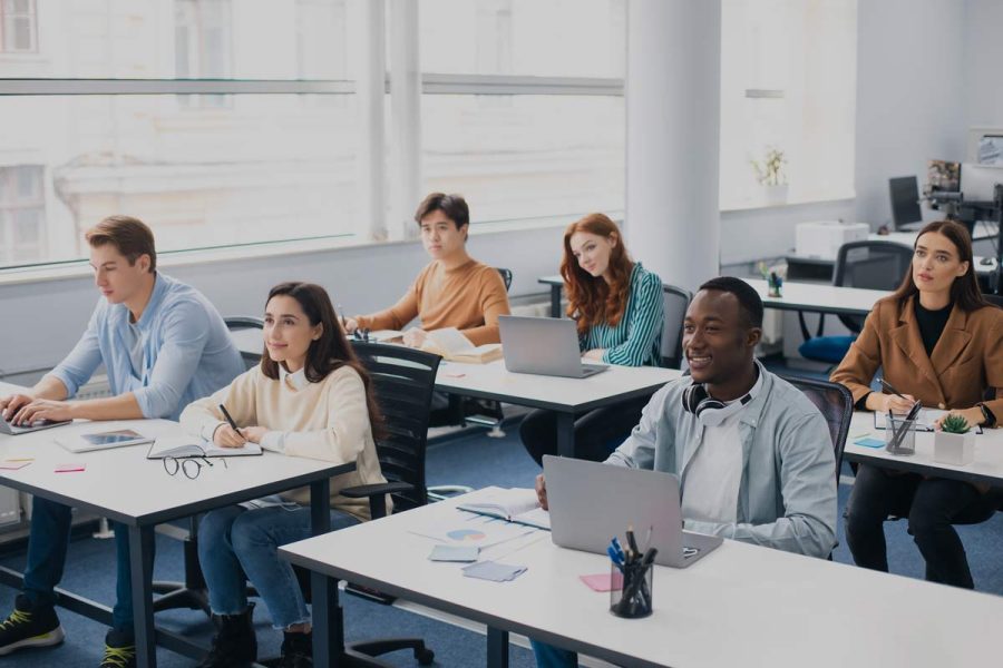 Lycéens en cours se demandant quel bac pour devenir gestionnaire de paie