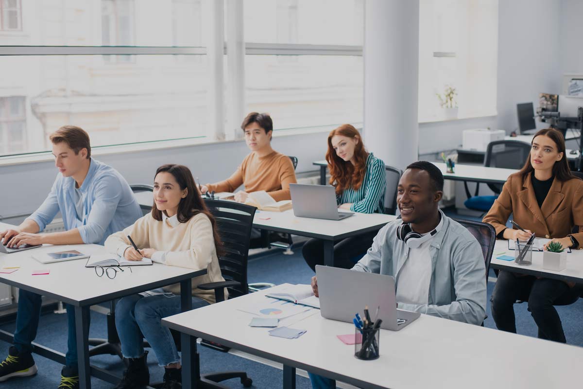 Lycéens en cours se demandant quel bac pour devenir gestionnaire de paie