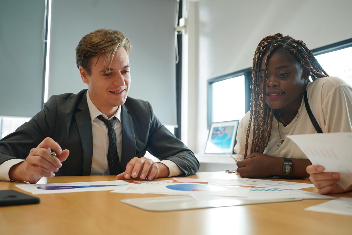 Étudiants en stage finance d'entreprise pendant leur DCG